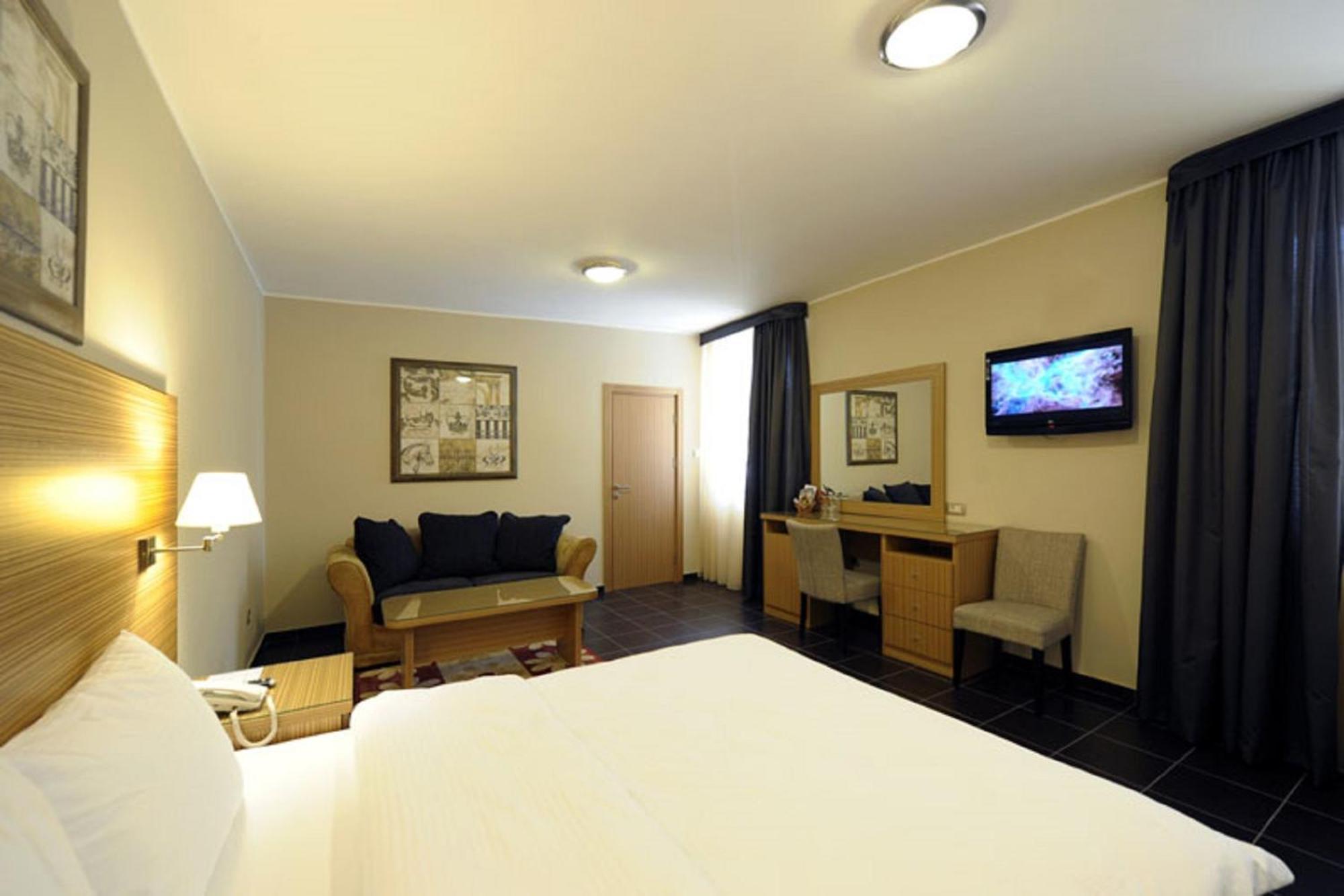 Hotel 1000 Ruza Belgrad Rum bild